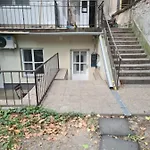 Kert kapcsolatos lakás privát parkolóval