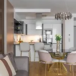 Emerald Luxury Downtown Apartment With Free Sauna & Gym