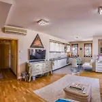 Budapest Top Apartment With Private 90 Sqm Rooftop, Free Parking And Air Condition