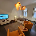 Stylish Holiday Art Apartment - Wifi & Great Location