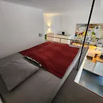 Stylish Holiday Art Apartment - Wifi & Great Location