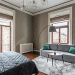 Luxury Apartment With Balcony Next To The New York Cafe