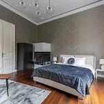 Luxury Apartment With Balcony Next To The New York Cafe