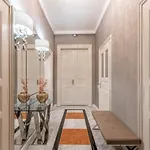 Luxury Apartment With Balcony Next To The New York Cafe