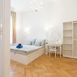Garys Bright And Spacious Two Bedroom Flat Near Danube