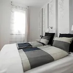 Gde Hollo Apartments