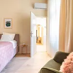 Sunny Luxurious Two Bedroom Home At Jewish District