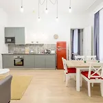 Stylish & Central 2Br Apartment
