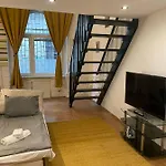 Hegedu 5 , Stylish Central Apartment