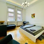 Spacious 4Br Oasis In Central Budapest - Bp Sky