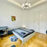 Spacious 4Br Oasis In Central Budapest - Bp Sky