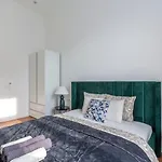Glorious Central Apartment Next To The New York Cafe