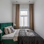 Glorious Central Apartment Next To The New York Cafe