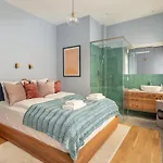 Bauhaus Luxury 2-Bedroom In The Absolute Center