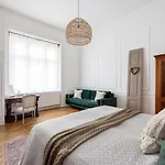 Charming And Unique Apartment With Balcony By The Great Synagogue