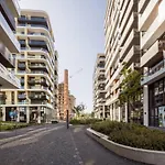 Modern Riverside Apartment With Free Parking