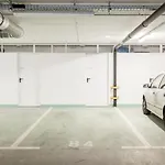 Modern Riverside Apartment With Free Parking