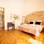 Ultra Central Cosy Ac Apartment