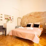 Ultra Central Cosy Ac Apartment