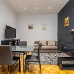 Bold Base Apartment