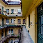 Central Cityscape Retreat By Nw