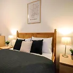 R171 Elitehost Raday Apartment