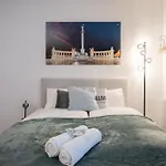 Heroes Square Apartment