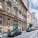 Modern Apartment In Downtown Area