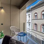 Modern Apt In Authentic Central Area