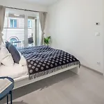 Modern Apt In Authentic Central Area