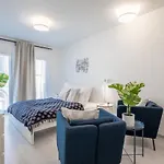 Modern Apt In Authentic Central Area