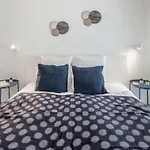 Modern Apt In Authentic Central Area