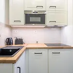 Modern Apartment In Downtown Area