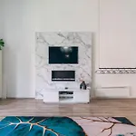Art Deco Designer Home At City Park With Spacious Livingroom