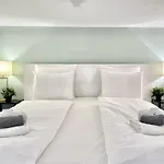 Standard Apartment By Hi5- Downtown Jungle Apartment