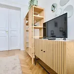 Standard Apartment By Hi5-Paulay Ede Apartment