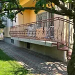 Apartment With Rose Garden & Free Parking