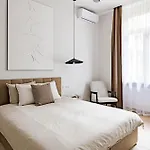 Onyx Oasis - Luxury 3 Bdrm