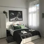 Beautiful Newly Refurbished Studio,Fully Equipped Apartment Walking Distance To The City Park Where You Will Find The World Famous Szechenyi Thermal Bath Spa, Museums , And The Capital Circus , Ac, Smart Tv, High Speed Internet