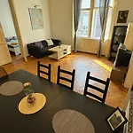 Weiner Central Apartment