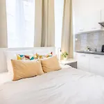 Extra Central Mini Studio - Lively Neighborhood