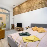 Downtown Apartment 2 Minutes From Opera House