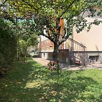 Apartment With Rose Garden & Free Parking
