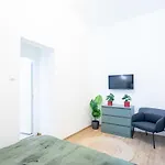 Central - New - Comfy Ac Studio