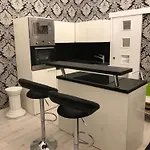 Fashion Street Central Apartment