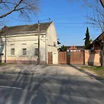 Cozy Apartment Close To M0 Way
