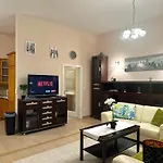 Heart Of The City Cozy Corner With Free Parking & Ac