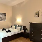 Heart Of The City Cozy Corner With Free Parking & Ac
