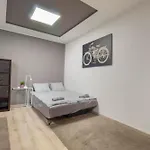 4 Room 2 Bathroom Super Central Large Home With Ac