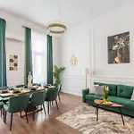 Luxurious Prestige Residence Next To The New York Cafe